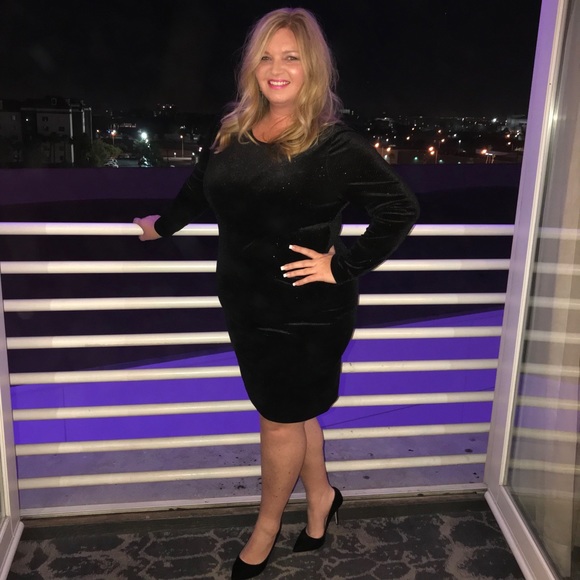 Meet your Posher, Tara 🍾🥂✨ - Picture 6 of 7